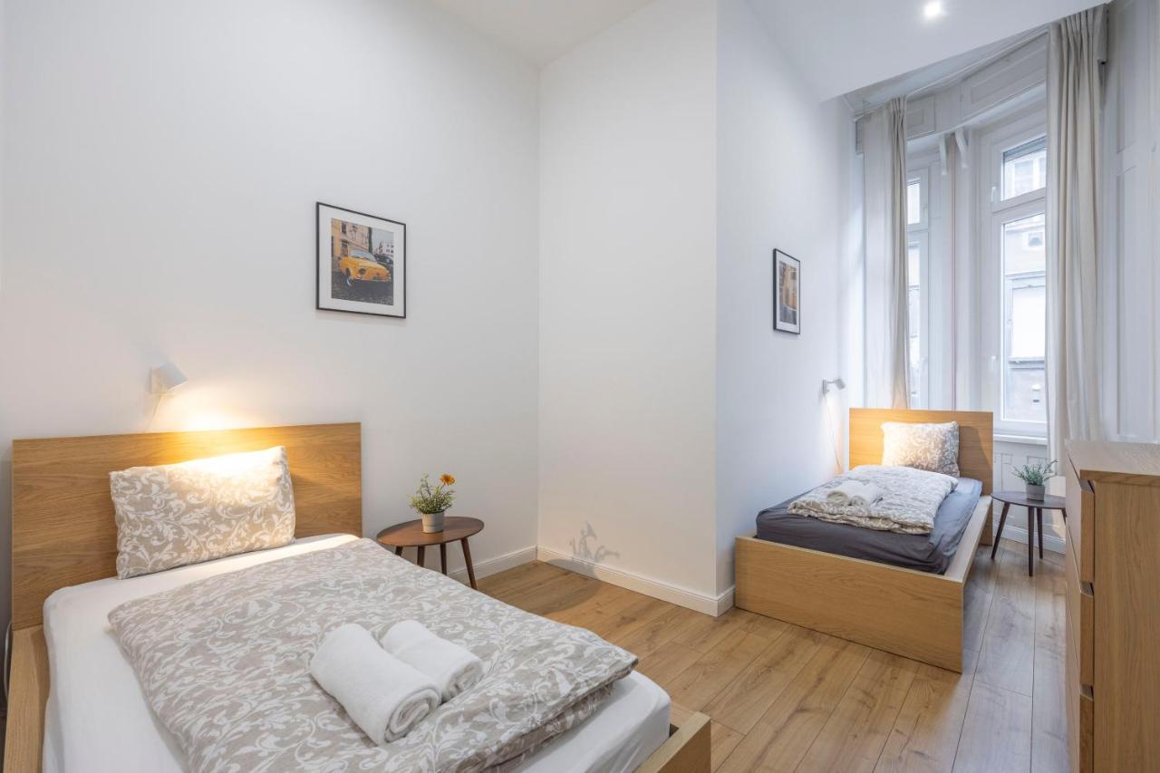Central Grand Apartment With 5Bedrm 2Bathroom Budapest Eksteriør billede